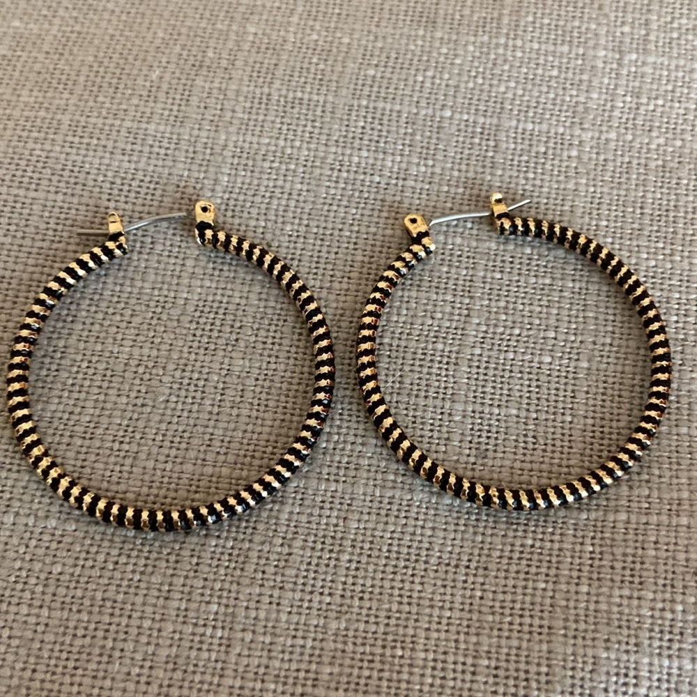 Lia Sophia Roma Hoop Earrings Gold Metal Black Enamel New - Picture 2 of 4